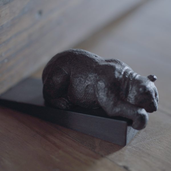 « L’Ours endormi » cale-porte.